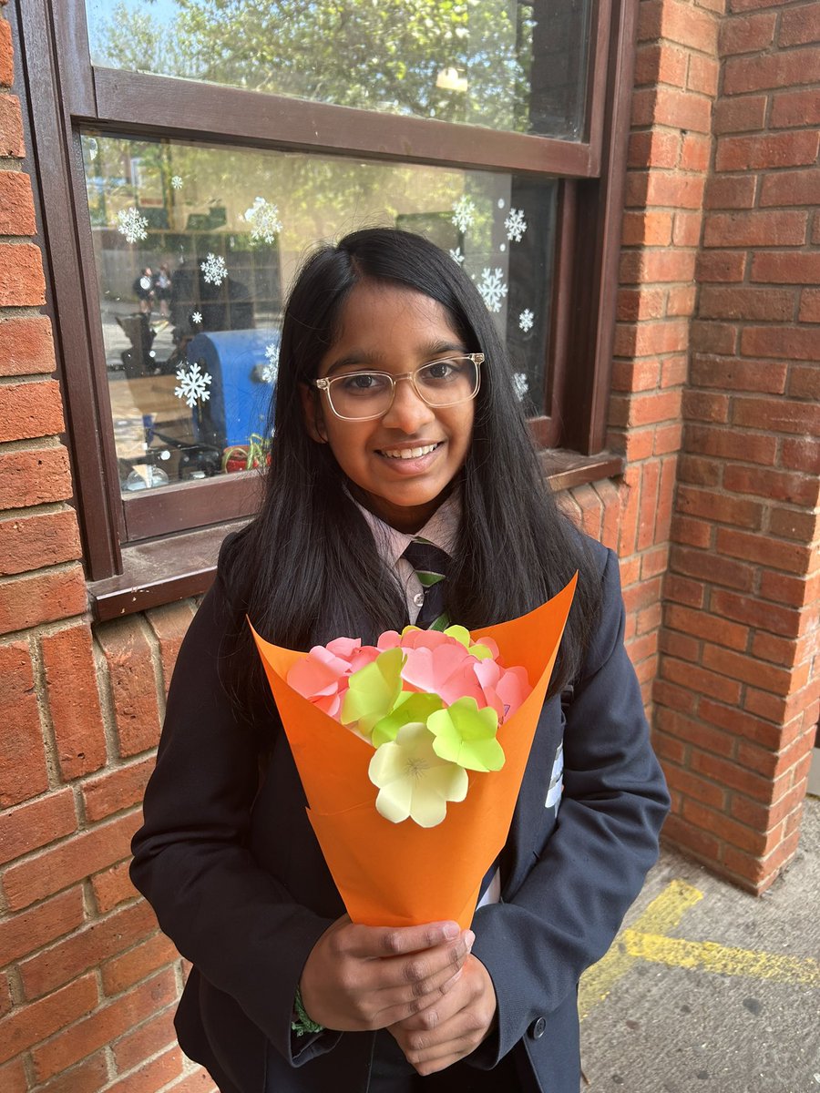 SpringwestDT's tweet image. Celebrating the sun today in curiosity club 🌷 🌹 🧐 Today we made paper flowers and attached them together to make a bouquet 💐 #teamworkmakesthedreamwork @SpringwestA