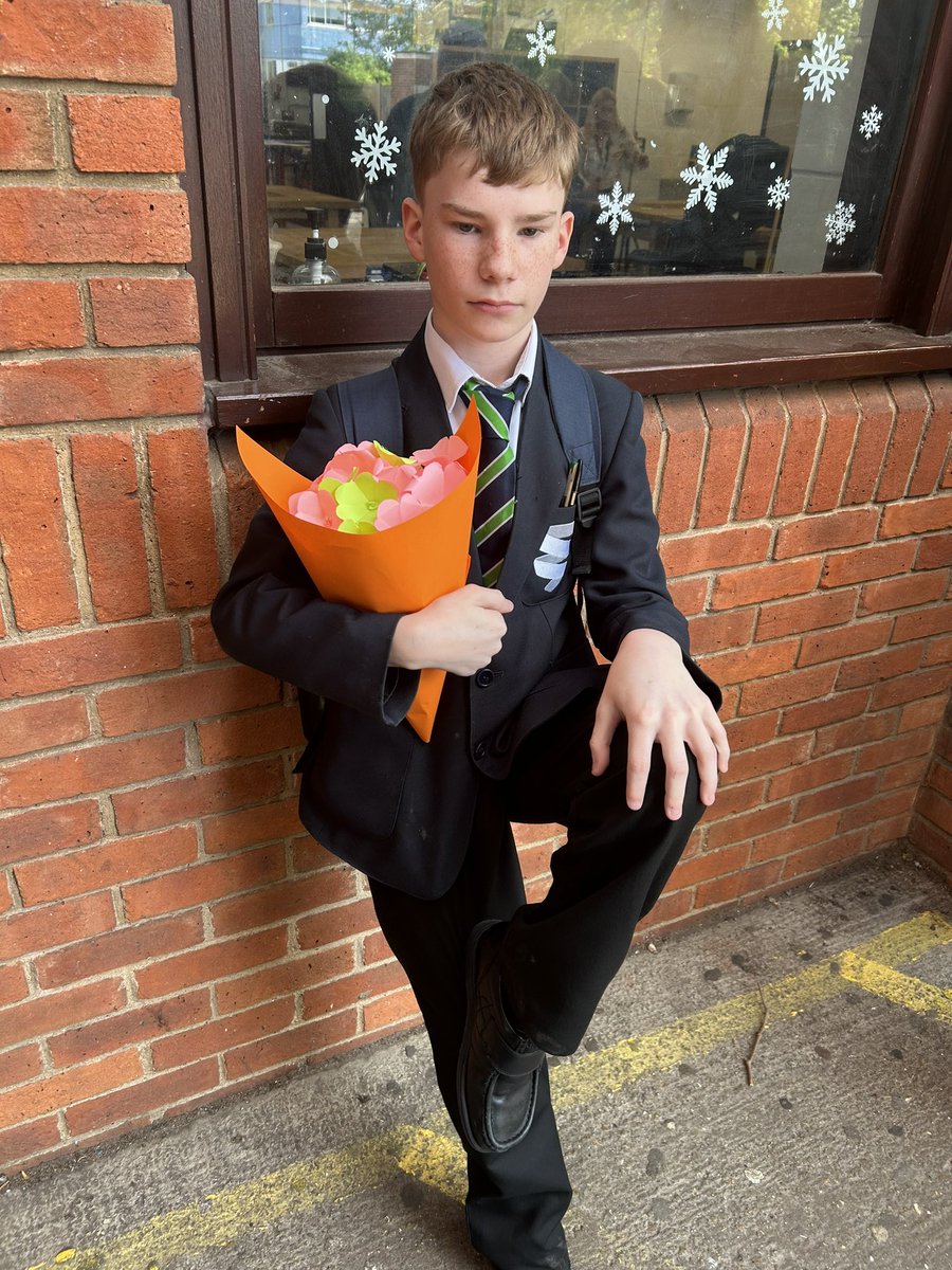 SpringwestDT's tweet image. Celebrating the sun today in curiosity club 🌷 🌹 🧐 Today we made paper flowers and attached them together to make a bouquet 💐 #teamworkmakesthedreamwork @SpringwestA