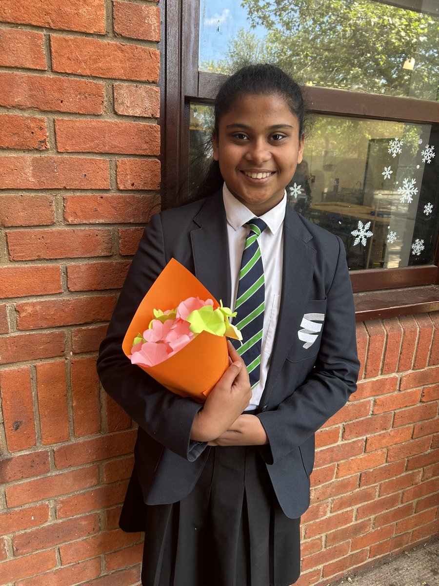 SpringwestDT's tweet image. Celebrating the sun today in curiosity club 🌷 🌹 🧐 Today we made paper flowers and attached them together to make a bouquet 💐 #teamworkmakesthedreamwork @SpringwestA