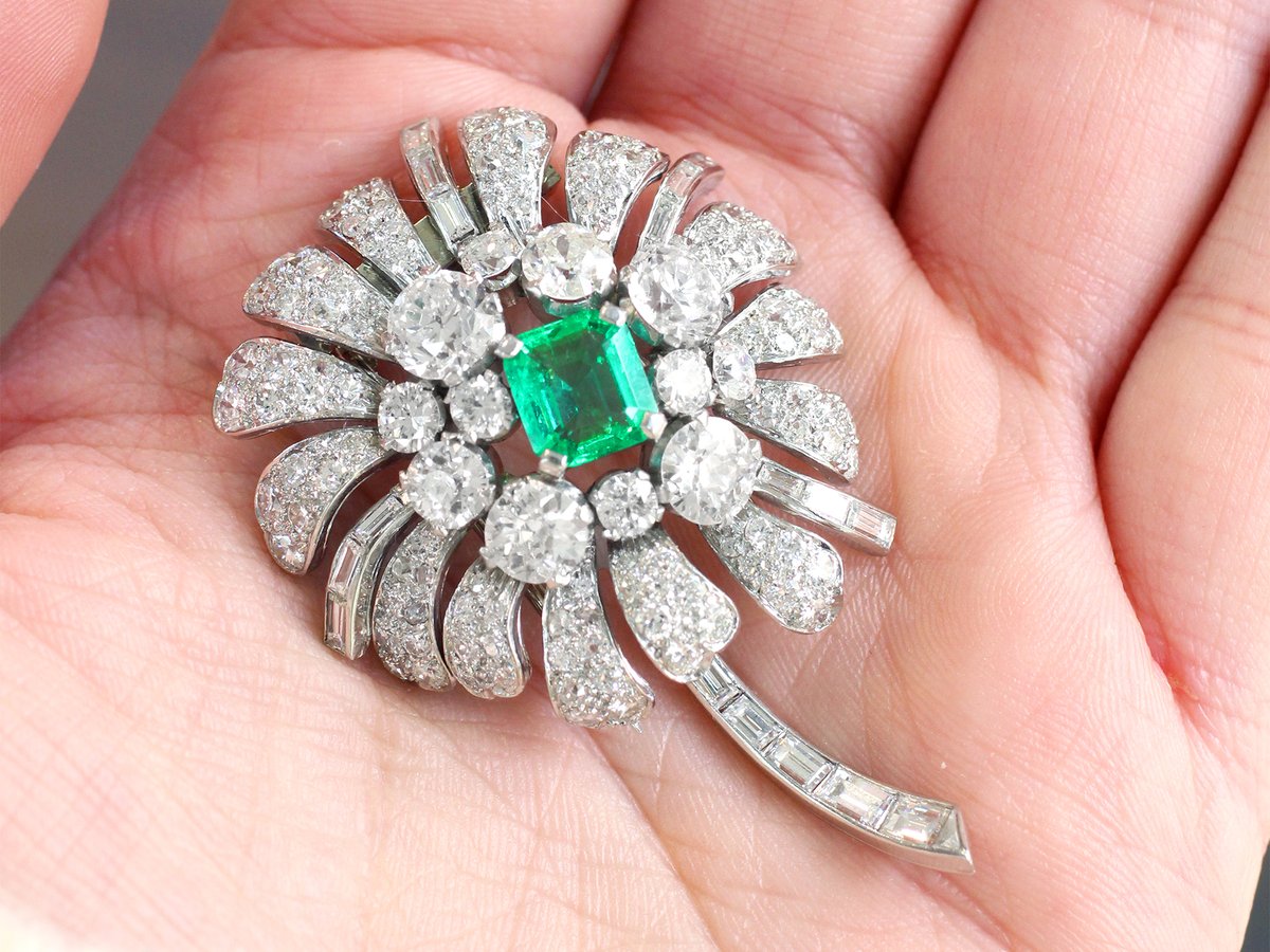 Such magnificent multi-stone brooches with a multitude of large, high-quality diamonds are extremely desirable, making this antique floral brooch an even better find💐 #Emeralds #ThursdayThoughts
