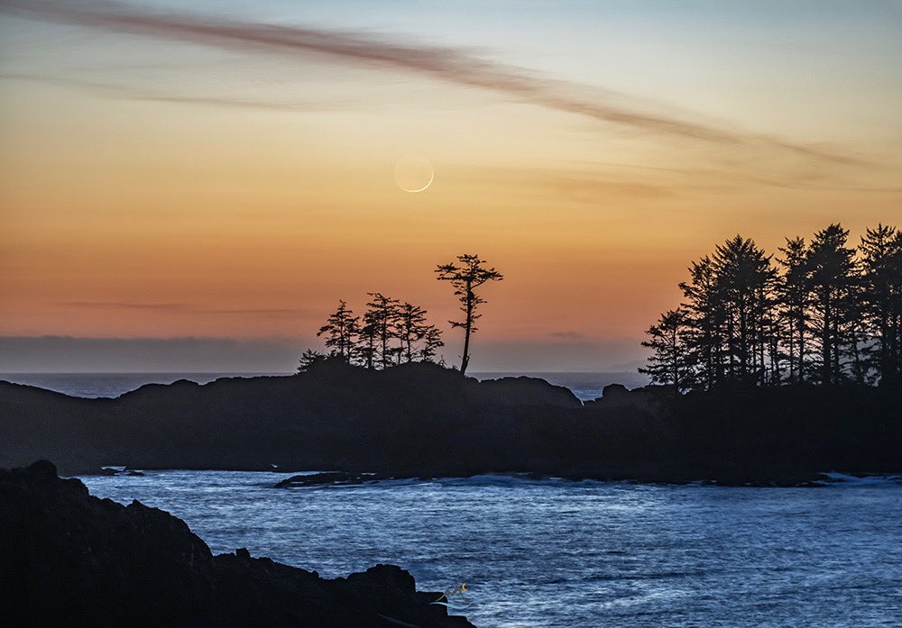 The crescent moonset last night from Ucluelet, BC