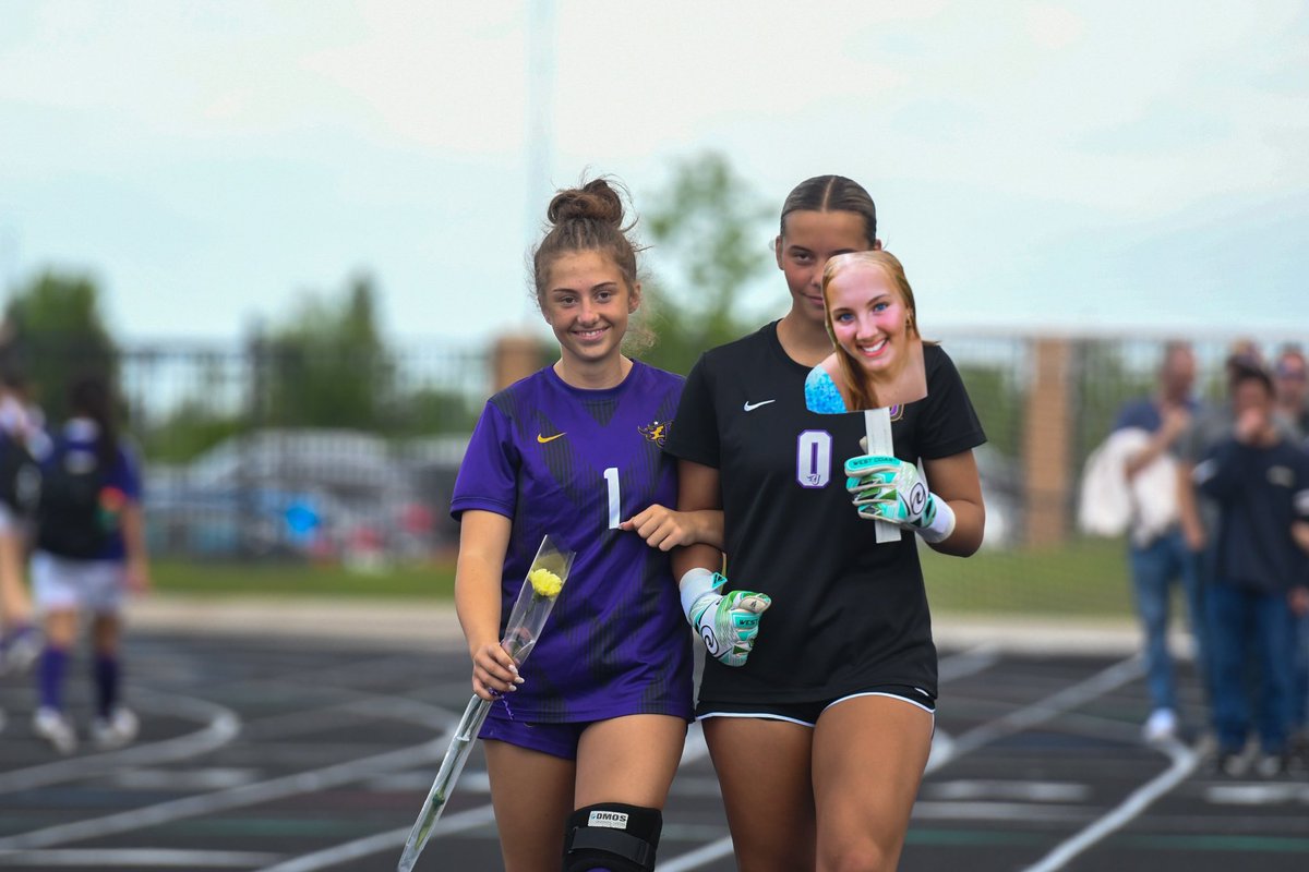 jhsnewspaper's tweet image. Some girls senior pictures