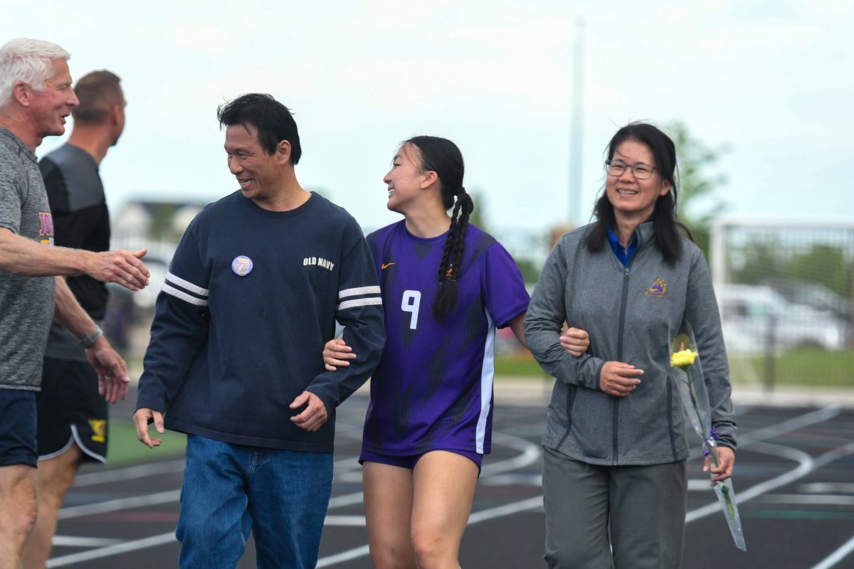 jhsnewspaper's tweet image. Some girls senior pictures