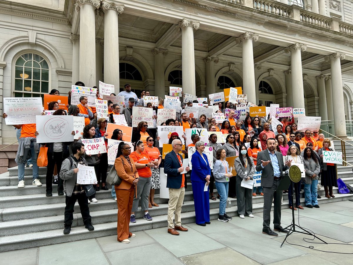My incredible @SafeHorizon colleagues turned OUT this morning to demand that @NYCMayor restore his $3M cut to our Crime Victim Assistance Program. CVAP helped 54,000 victims and survivors last year. This cut makes no sense. Keep CVAP funded! #NYCneedsCVAP