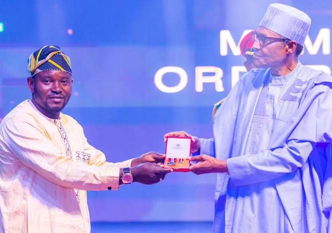 Nigerian Bank Security Guard, Ibrahim Ogbanago found and returned $10,000 at a UBA branch in Ikeja, Lagos State.

He was rewarded with $30,000.

He was earning $100 monthly before at the time.

He is now a successful Businessman in Kogi State.

He received a national honour.