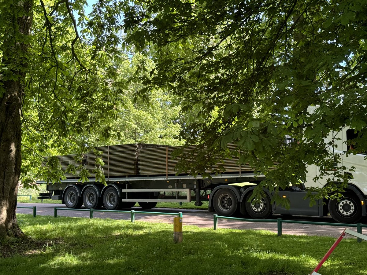 ashleyrandell82's tweet photo. So it beginsโฆ. The equipment starts to arrive to begin the build for @BBCR1 #radio1bigweekender #r1bigweekender #bigweekender #Luton #stockwoodpark https://t.co/rWMdZB0EWI