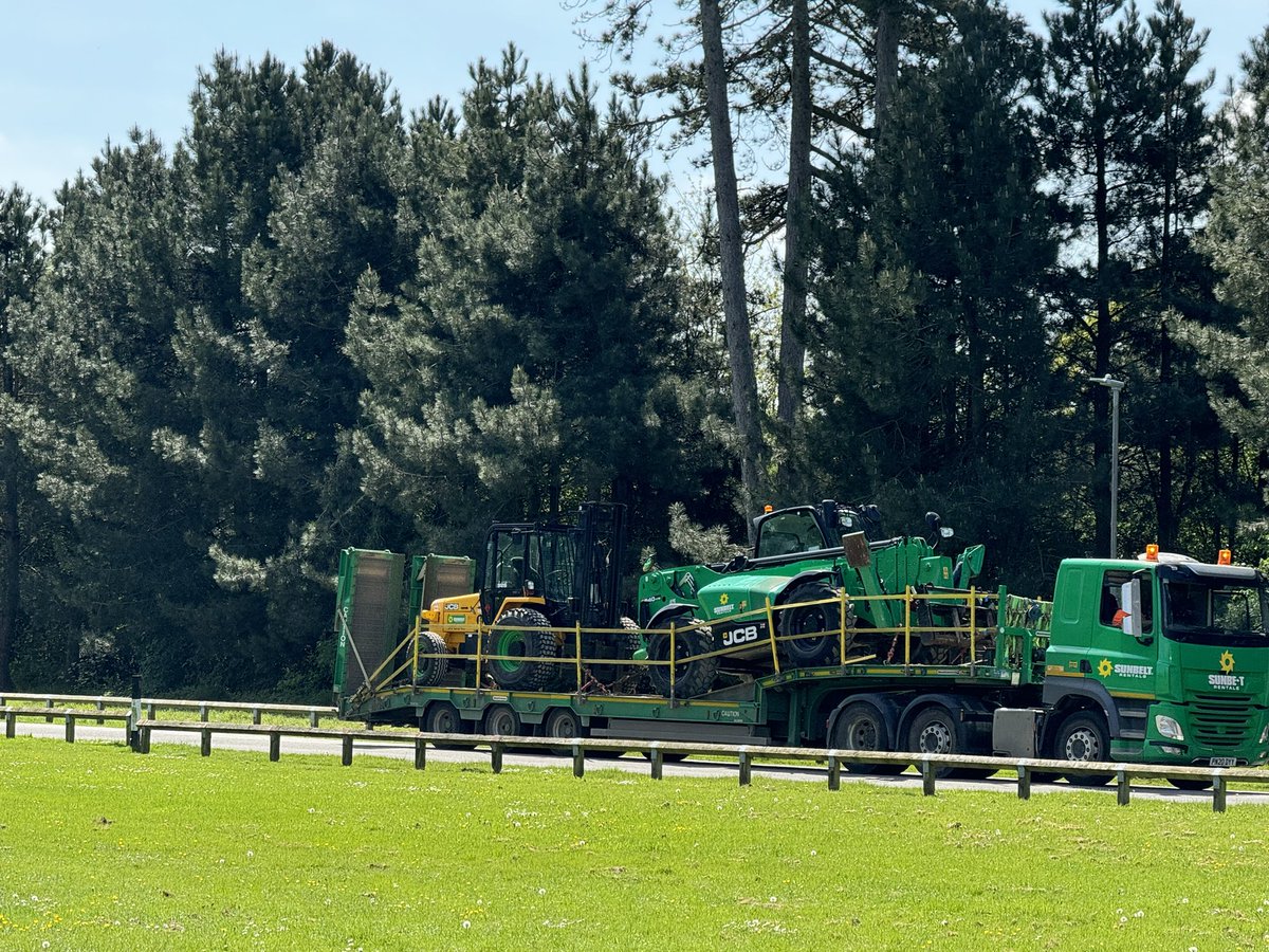 ashleyrandell82's tweet photo. So it beginsโฆ. The equipment starts to arrive to begin the build for @BBCR1 #radio1bigweekender #r1bigweekender #bigweekender #Luton #stockwoodpark https://t.co/rWMdZB0EWI