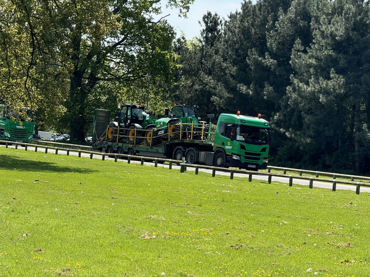 ashleyrandell82's tweet photo. So it beginsโฆ. The equipment starts to arrive to begin the build for @BBCR1 #radio1bigweekender #r1bigweekender #bigweekender #Luton #stockwoodpark https://t.co/rWMdZB0EWI
