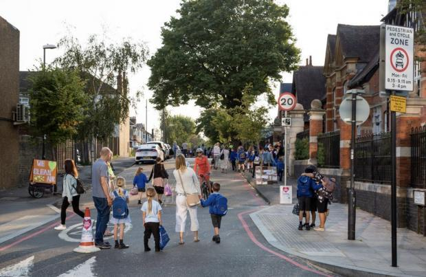 London's School Streets enable more kids to walk, cycle & scoot while cleaning up the air they breathe, reducing road danger & cutting number of cars on the school run. 💚 Great to see Croydon planning 6 more schemes across the borough. 👏👏@yourcroydon getinvolved.croydon.gov.uk/healthyschools…