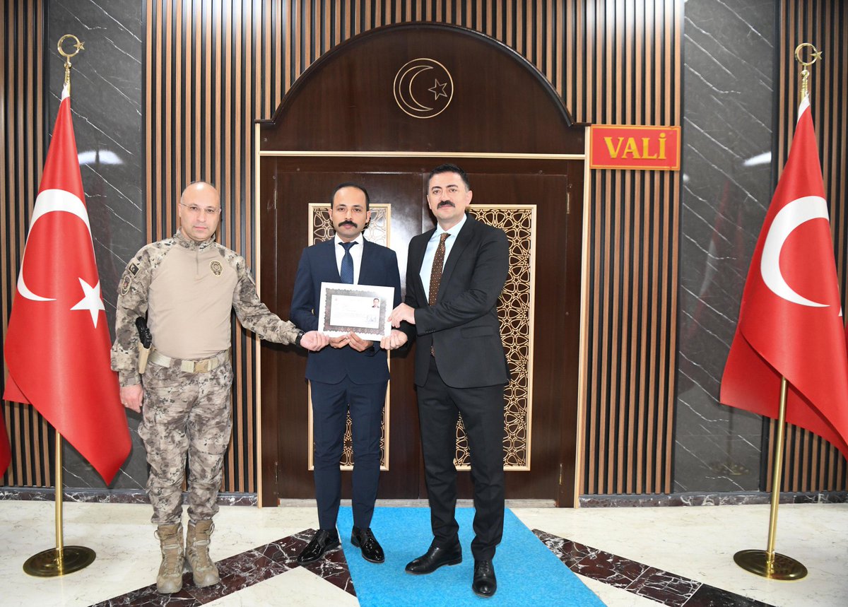 Bu iki polis arkadaşımız geçtiğimiz günlerde misafirlik için gittikleri bir evin komşusu olan Tunceli’li hemşerimizi tam kendini asmış iken ipini kesmek suretiyle intiharını önleyip hayata döndürdüler. 
#Polis 
#EGM 

👏👏👏👏👏