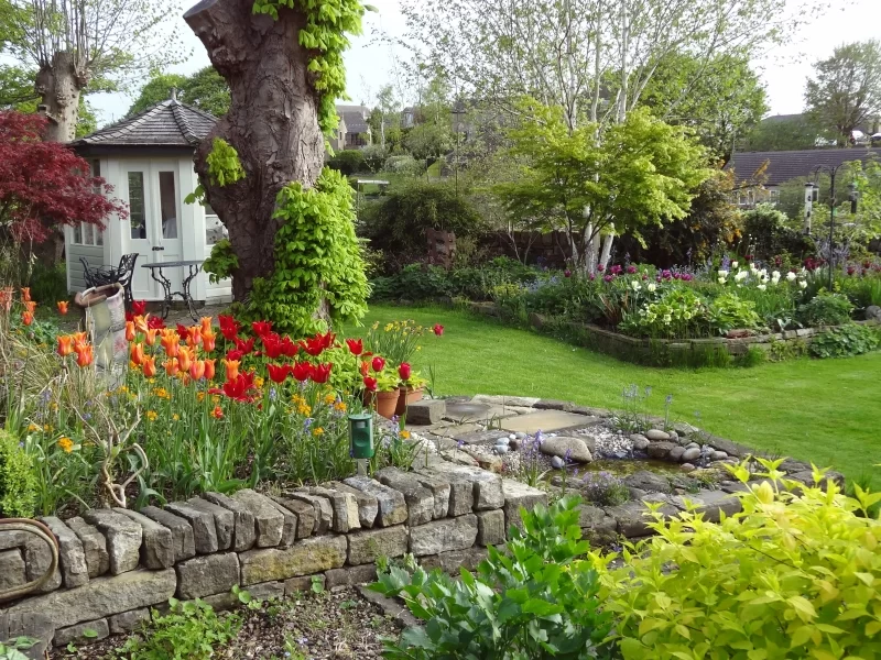 Honley Open Gardens invites green-fingered residents to showcase their private gardens biennially. From colourful blooms to scenic views, it's a community event bringing people together. honley.info/listings/honle… #KeepItLocal #Honley