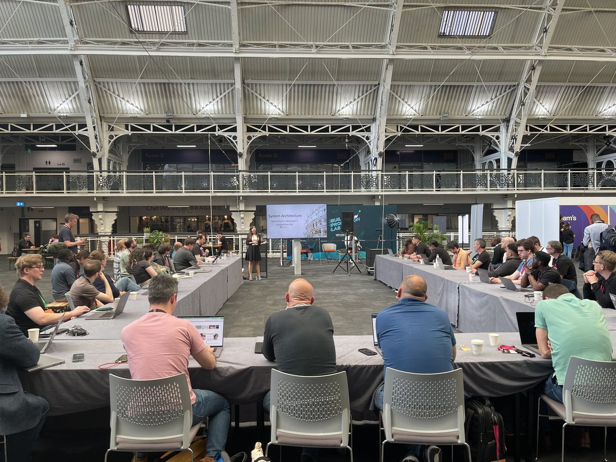 Full house for <a href="/ladymeyy/">LadyMey</a> about creating effective presentations. Lot of learnings