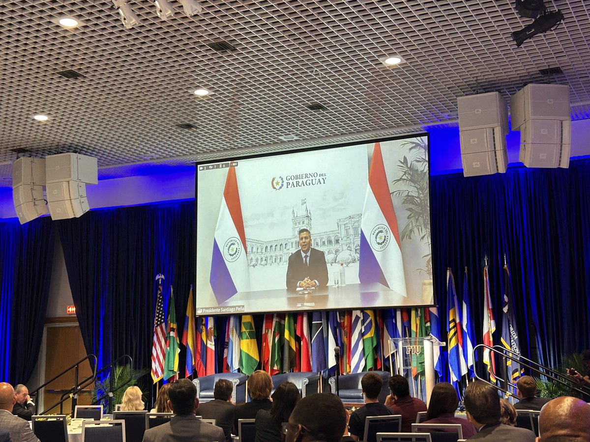 Gracias a @SantiPenap, presidente de Paraguay por unirse a #HSC2024 y brindar su discurso principal. Fue un honor contar con su participación y obtener su perspectiva sobre la seguridad hemisférica como uno de nuestros líderes globales. 🇵🇾 #LACGoesGlobal