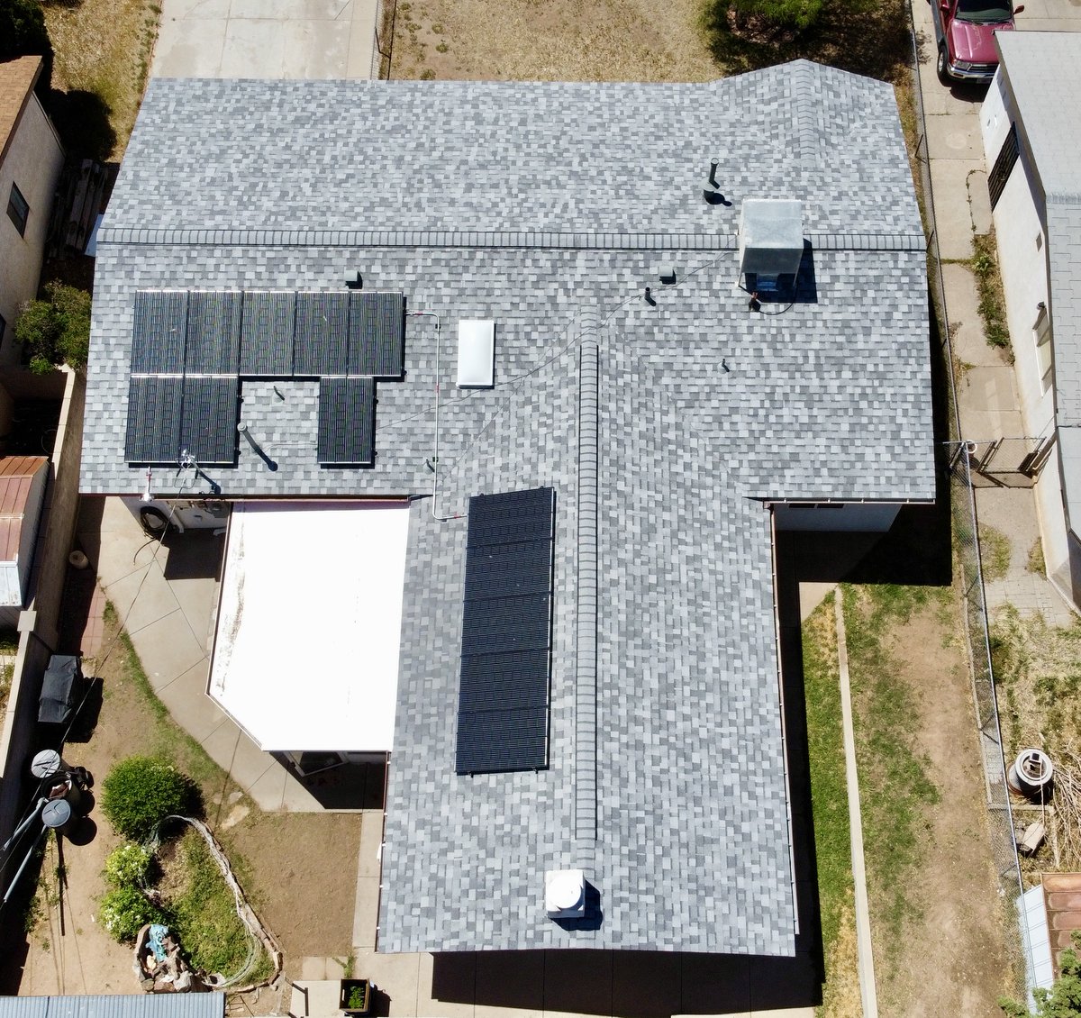 Tomasita St NE - After looks so much better than before! (Our beautiful mountains and blue skies don't hurt either!)
RMC Roofing & Construction Residential Roofing: bit.ly/3PUZ4x1
#roofing #roofer #shingleroofs #residentialroofing #residentialrealestate #albuquerque