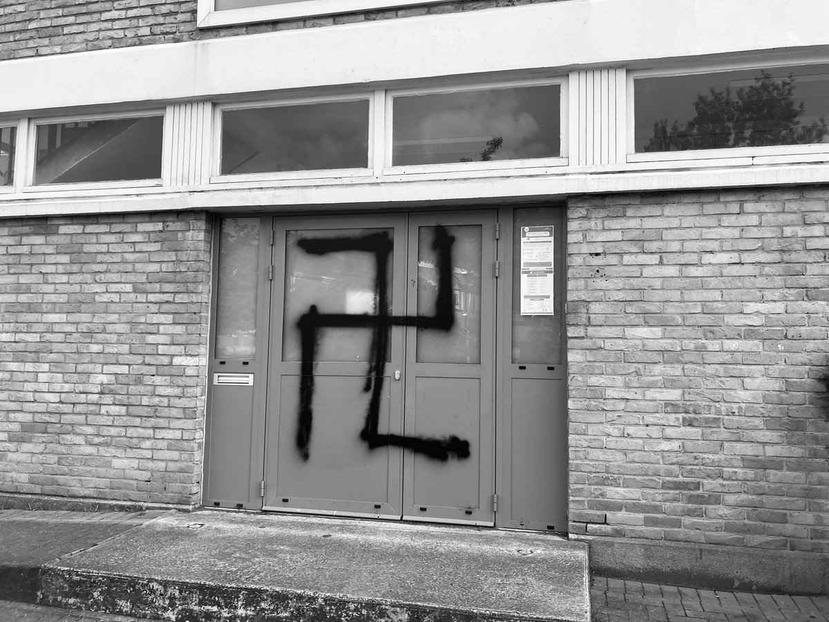 Dans le Nord, les néonazis se déchaînent. Après les tags antisémites et homophobes découverts hier à Escaupont, c’est aujourd’hui une école de musique en plein cœur de Lille qui a été recouverte de plusieurs croix gammées.