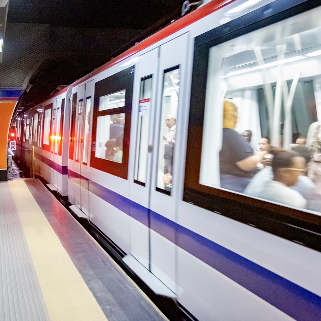 Al abordar en el #MetroSD, pon en práctica las siguientes acciones:

🚇 Utiliza la barra de soporte correctamente, para permitir su uso a los demás usuarios.
🎧Usa auriculares para escuchar música/podcast.
🗣️ Habla en voz baja y evita predicar.

#CuidamosDeTi #ElMetroSDEsDeTodos