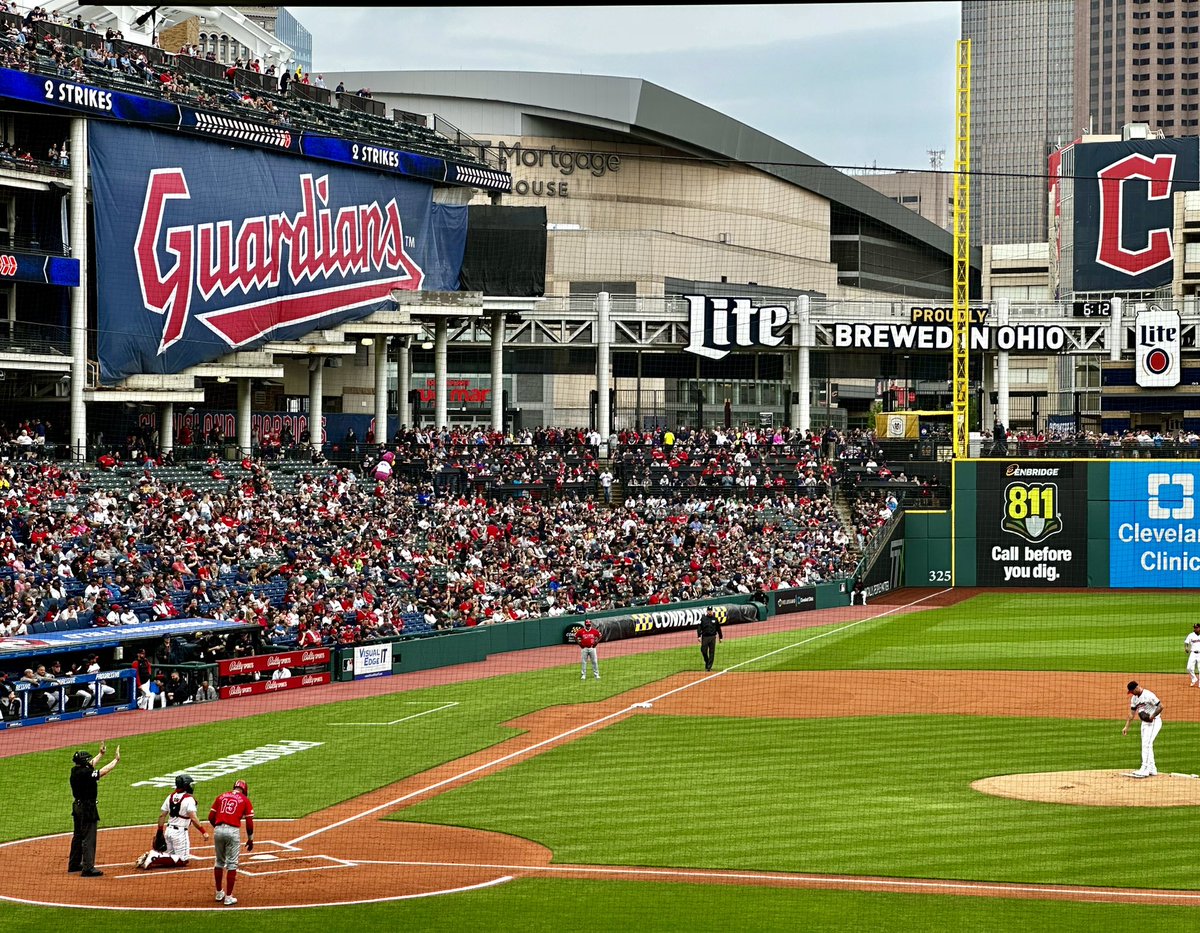 travelingmitch's tweet photo. If you want to really feel the pulse of a city, stand beside its people and cheer on their teams.
@TheCLE @cavs @CleGuardians #inthecle https://t.co/BNnBlFah8l