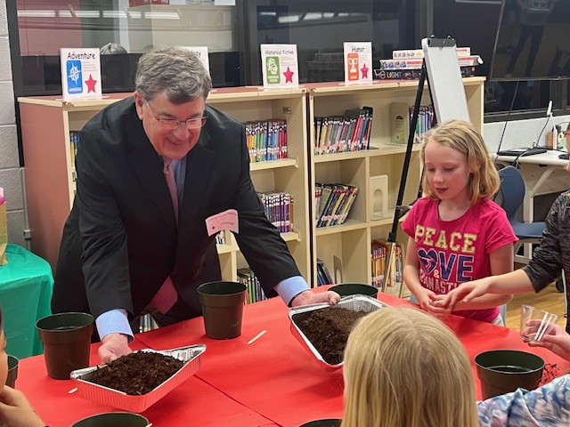 Thanks to @DuPageCFB for visiting this week to do a tomato-planting activity🍅with our 4th graders. Every student took home a tomato plant! Thanks to Wheaton Mayor Suess for joining us! @CityOfWheaton @DuPageAITC  #YourCommunitySchools