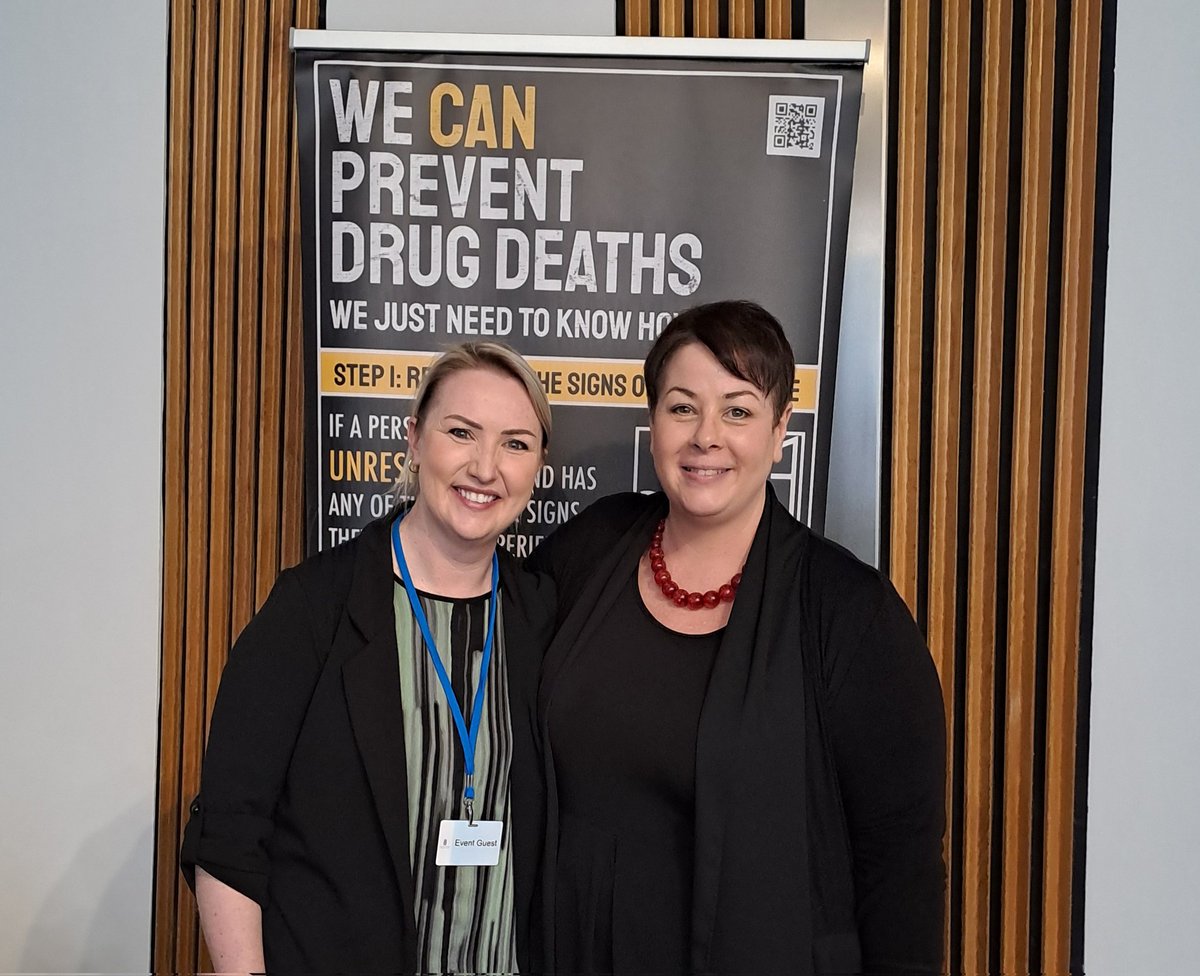 Great to chat with @KirstenSDF today at the Parliament's Naloxone awareness event. Fab to see so many MSPs and staff being trained up by @DarylSFAD on how to use this life saving intervention 🙌