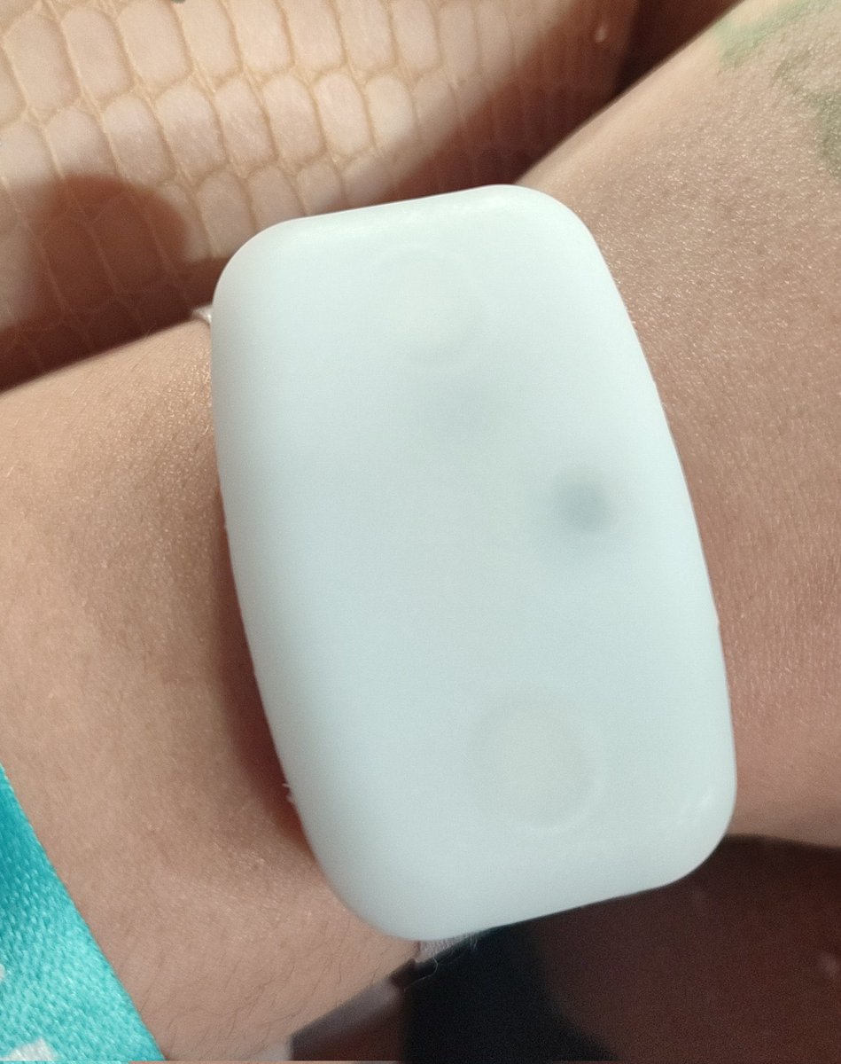 tswifterastour's tweet photo. 🚨| Big light up bracelets, similar to the ones at the LA shows, are being handed out at today's show of Taylor Swift's 'The Eras Tour' in Paris, France! #ParisTSTheErasTour https://t.co/UXR06LfgKC