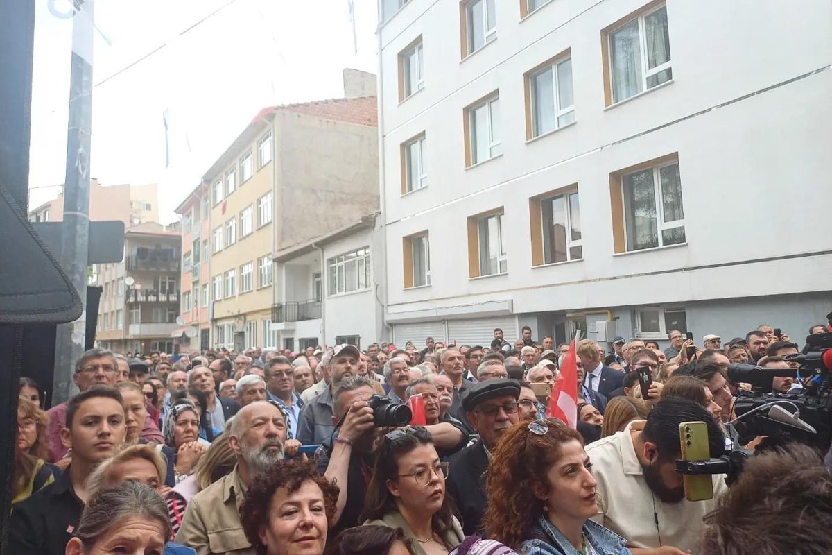 Genel Başkanımız Sayın Özgür Özel İl Başkanlığımızı ziyaretinde coşkulu bir kalabalıkla karşılandı; hemşehrilerimize hitap etti. #chp #chpeskişehir @eczozgurozel @herkesicinCHP