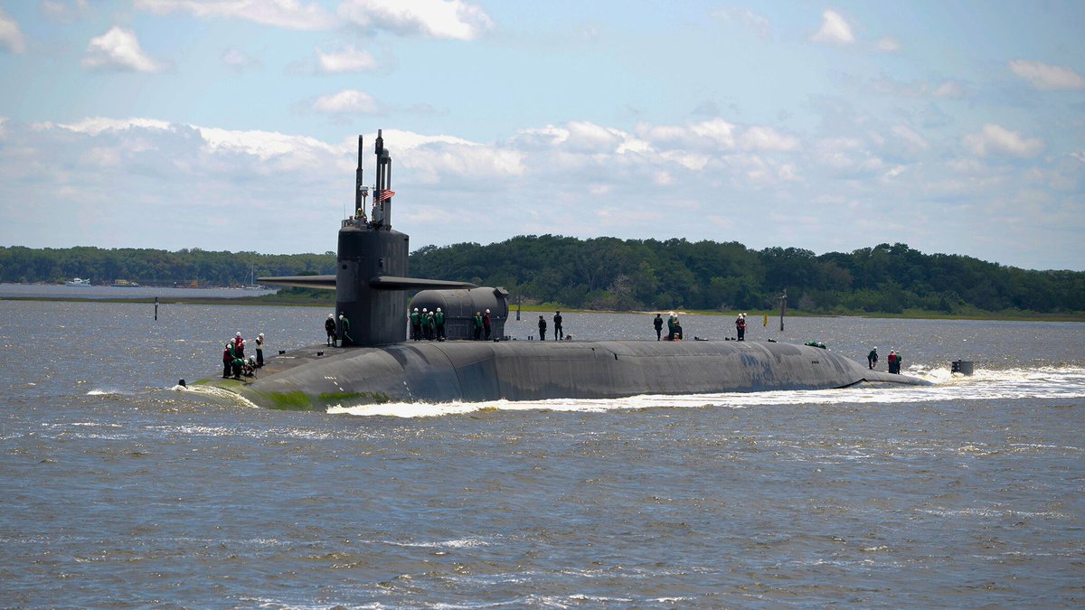 #OTD in 2020: USS Florida (SSGN 728) returning to Kings Bay after a 800 day forward deployment.
𝘍𝘰𝘳𝘵𝘶𝘯𝘦 𝘍𝘢𝘷𝘰𝘳𝘴 𝘵𝘩𝘦 𝘉𝘳𝘢𝘷𝘦
#USNavy #SilentService #Tomahawkalypse