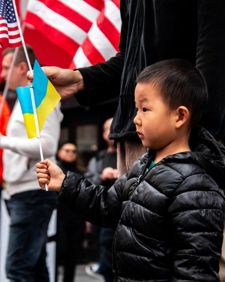 This week Ukrainians took to the streets of New York City to express their gratitude to the US for the recent bill that would provide much-needed $61 billion worth of aid to Ukraine. Thank you, USA! 🇺🇦🇺🇸 📷: Markian Nychka