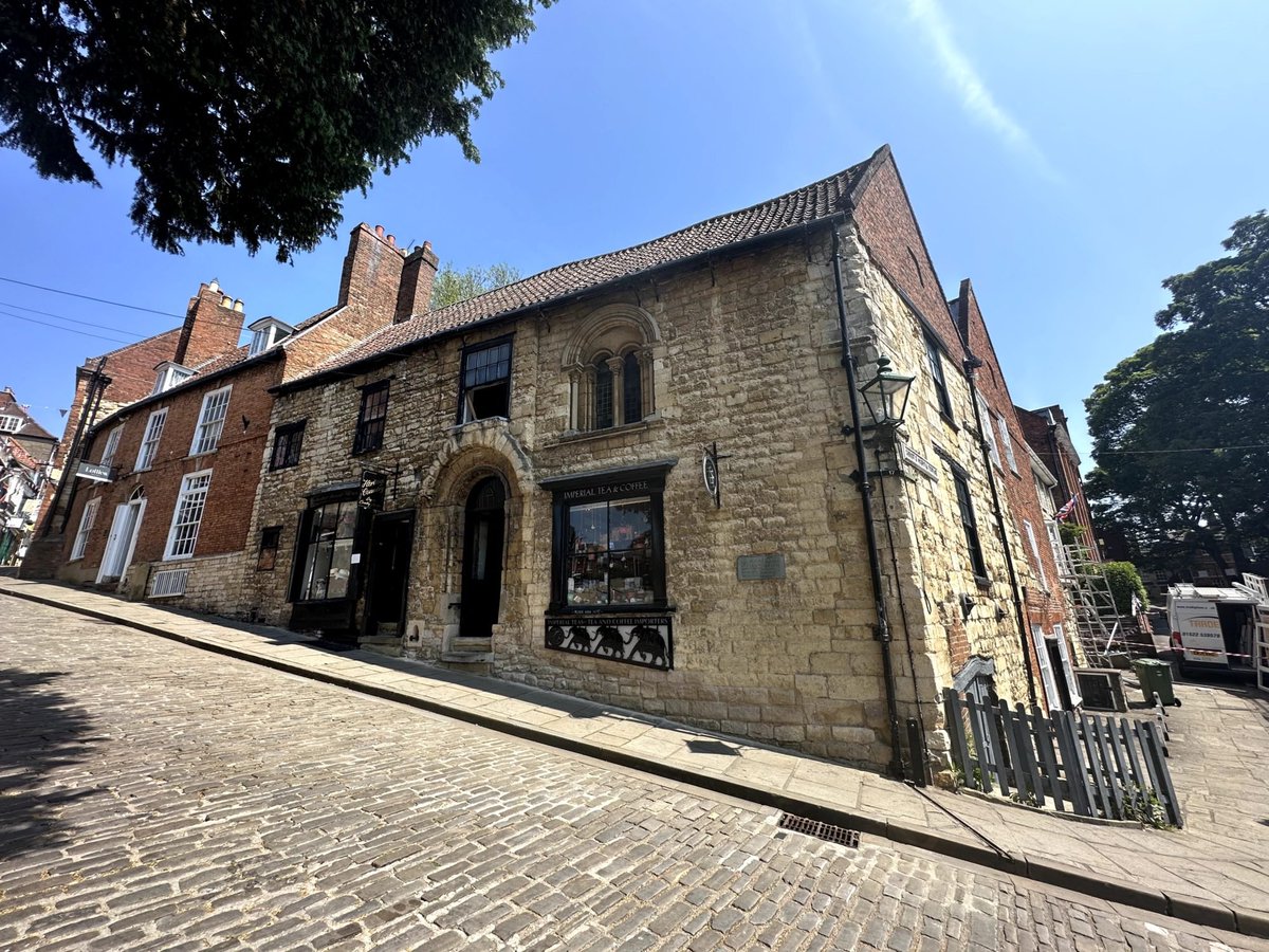 Nestled halfway up Lincoln’s Steep Hill, England is `Norman House`, a picturesque stone building which is believed to be one of the oldest surviving domestic buildings in the UK.
Dating back to around 1170-80