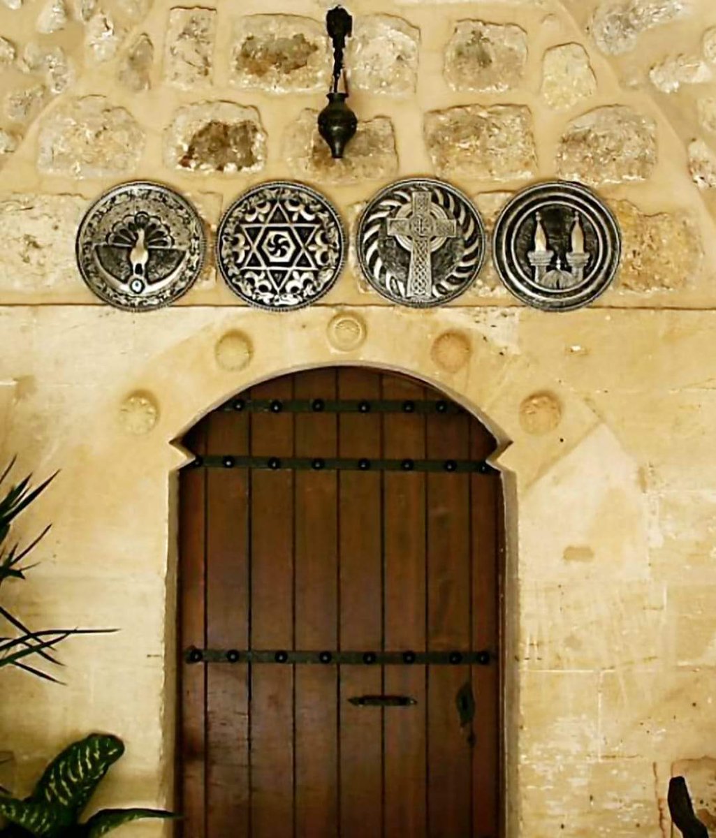 Symbols of the religions that lived and still live in Mardin, symbolizing love, tolerance and brotherhood, hung on the door at the entrance of Maridin Hotel in Mardin, Türkiye.

#drthehistories