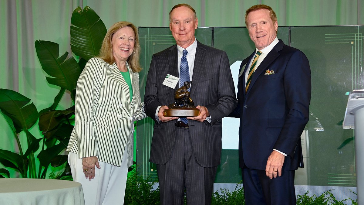 Congratulations to @CLT_CRE board member and Belk College honorary alumnus, Fred Klein, on receiving the 2024 @unccharlotte Distinguished Service Award! belkcollege.info/fred-klein_dis…