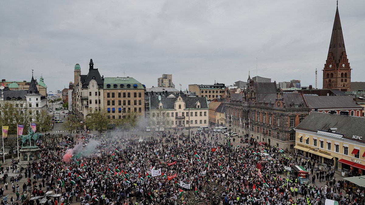 Israeli Eurovision singer Eden Golan is ordered to stay in her hotel room by her security team as thousands of pro-Palestine protesters including keffiyeh-wearing Greta Thunberg gather in Malmo, calling for her to be excluded trib.al/HFRnCW1