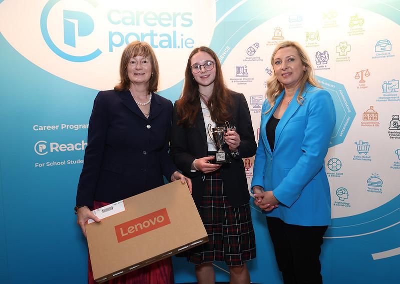 Huge congrats to TY student, Sarah Dunne, overall winner of the tourism category of the @CareersPortal career skills competition. Sarah was presented with her prize and trophy at The Department of Education by Eimear Sinnott, director 🏆🤩 @Failte_Ireland