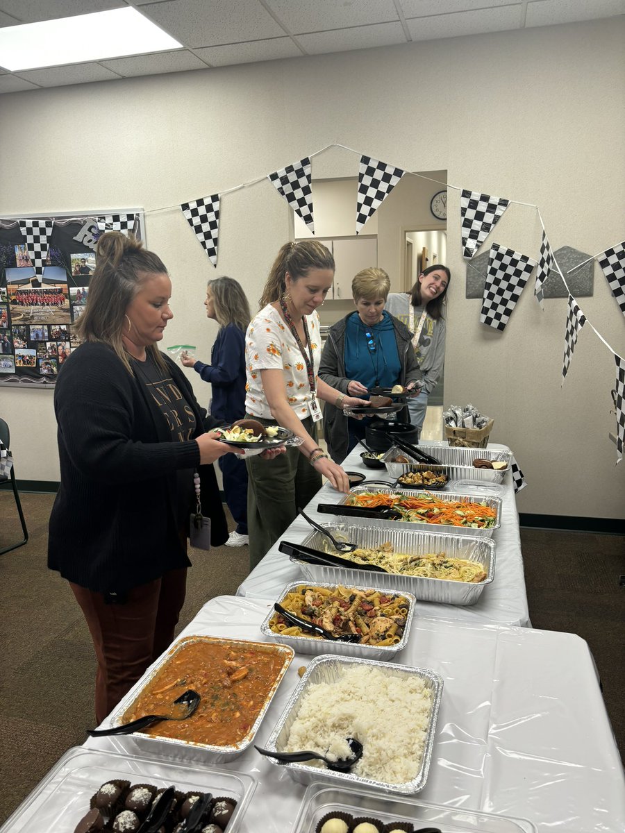 SCI_PTO's tweet image. Thank you to all the families who sponsored lunch. The staff was treated to Cooper’s Hawk and we saw a lot of happy faces.
