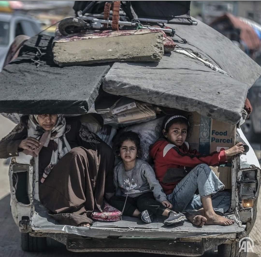 لا وقت للبكاء

حملوا ما استطاعوا حمله ونزحوا بحثاً عن الحياة

#AllEyesOnRafa #RafahUnderAttack