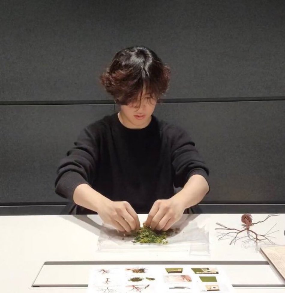 jiminpicsbot's tweet photo. Jimin rolling a joint https://t.co/L13wSxWLrC