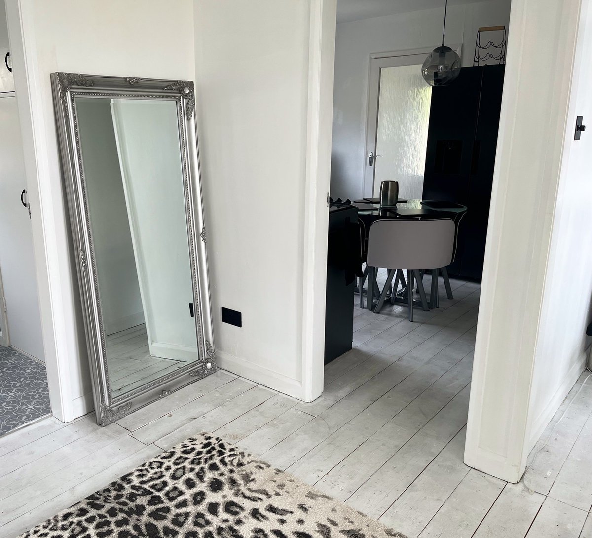 Put your best foot forward with our new full-length mirror! 🇬🇧 Don't worry, it's fixed to the wall! Book now: linktr.ee/craggview #grangeoversands #morecambebay #accommodation #interiordesign #foodies #interiordesigned #detached #awardwinning #floormirror #vrbo #airbnb