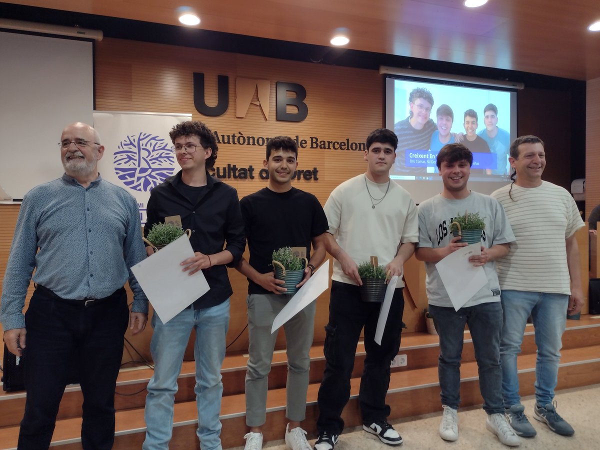 DobleViaCoop's tweet photo. La Maria del Mar Duran lliura el premi a l'equip guanyador, pel projecte Creixent en Salut, de 4  estudiants de 3r curs del grau de Pedagogia de la @UDG. https://t.co/AY8dsbDQU2