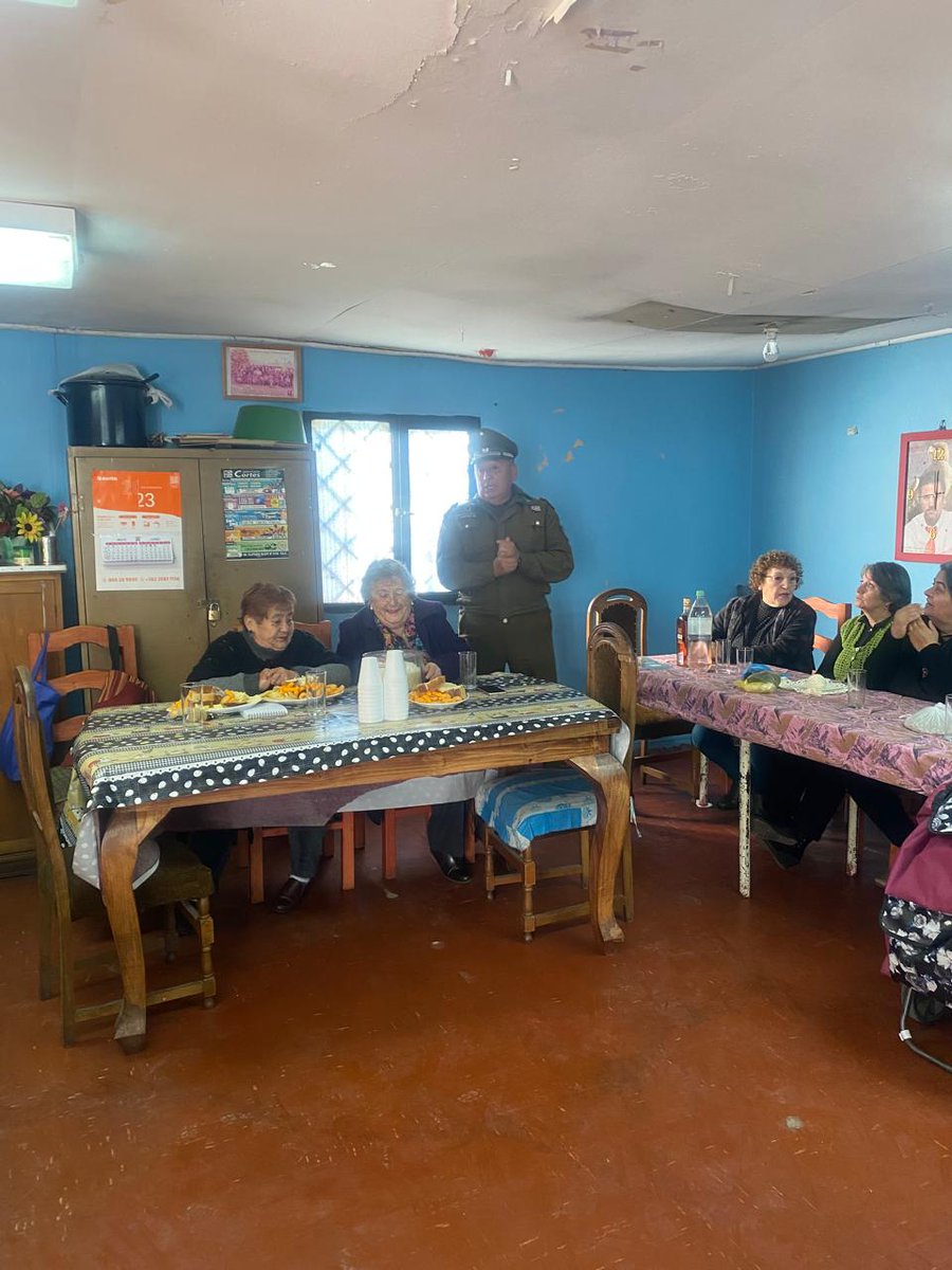 #PedroAguirreCerda : El Comisario de la 51° Comisaría junto a @CarabMicc de la unidad, en la previa al día de la madre visitó el Hogar de Adulto Mayor 'Padre Hurtado', llevando un presente a sus socias aparte de gestionar la presencia de un cantante para amenizar dicha actividad.