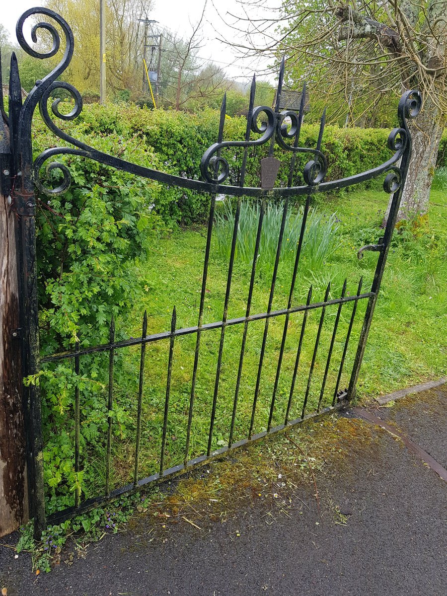 You didn't think for a second that Mouse would deprive you of a peek at the associated gate, did you? And very nice it is too #Thursgate #IronworkThursday