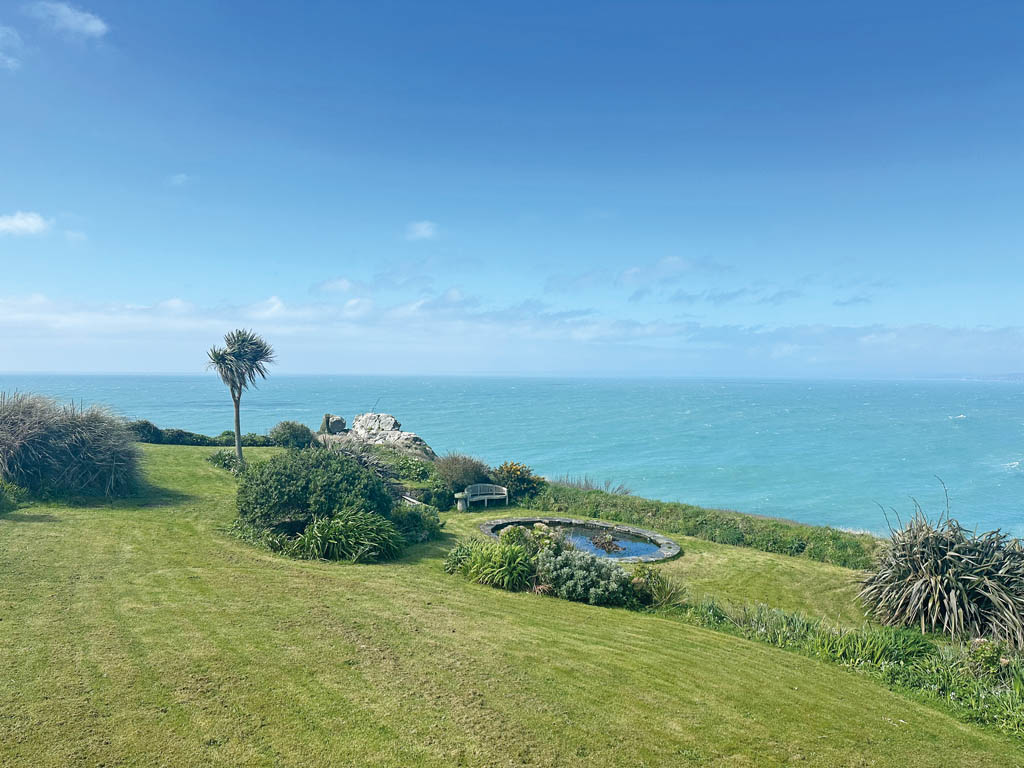 This four-bedroom home sits on a sensational coastal location. The highlight of the home is the incredible views and short walk to the beach and village. @LillicrapChilco 📍How much? £2.25m 📍Where? Mullion, Cornwall 🔗Click here to take a look: onthemarket.com/details/146763…