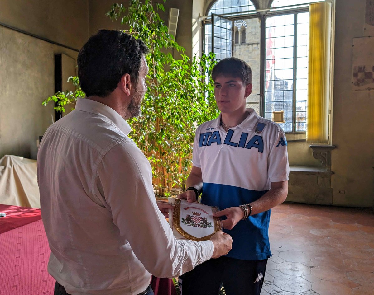 Il sindaco di #Pistoia ha incontrato il campione di spada Fabio Mastromarino dopo la vittoria ai mondiali 👉 comune.pistoia.it/news/il-sindac…