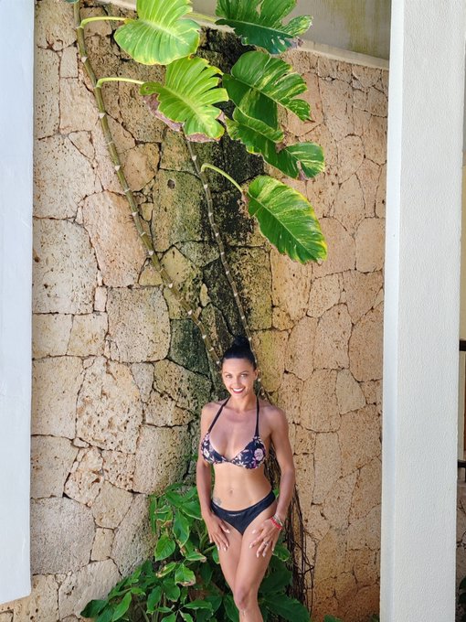 Večeras lajv u 18:30 na mom https://t.co/gFJXF9seDD profilu🥰 Ljubi vas va&scaron;a Lilika i svako ko se nov