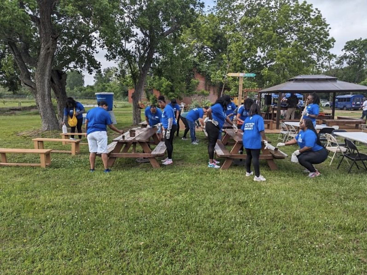 Para EL #DíaDeLaTierra, @HISDNutrition dio la bienvenida a la granja Mykawa a más de 70 voluntarios de @missioncontinue y @CarMax. Juntos, mejoraron el Jardín Sensorial de Mykawa con pérgolas, enrejados, una nueva cerca y mesas de pícnic que cumplen con la ADA. 🌱🛠️