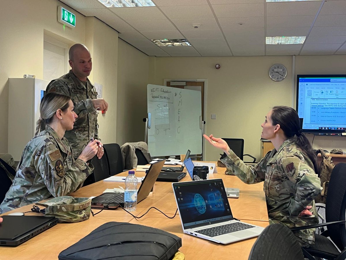 #HappeningToday Capt. Olyia Bashaw, Lt. Olia Morales, and Capt. Alex Nastas debate technical vocabulary while preparing a mission plan in #Ukranian during LEAP-ACE @RAFMidenhall 2024. @US_EUCOM @usairforce @HQUSAFEAFAF @AETCommand @HQAirUniversity