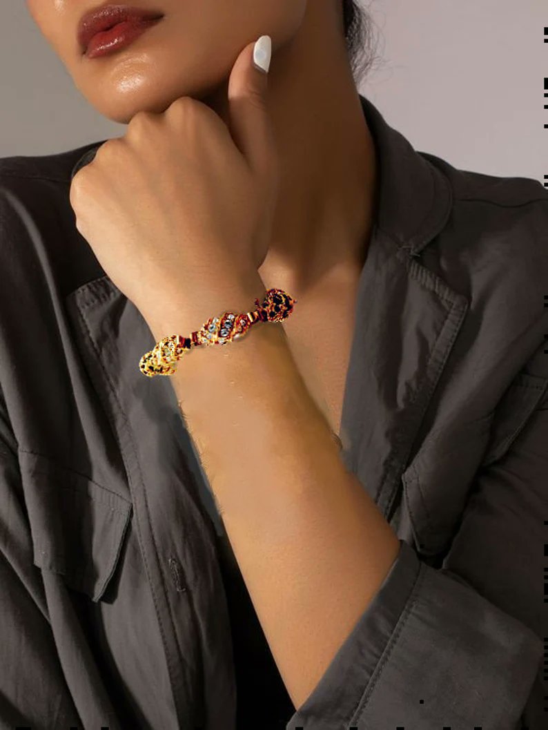etsy.com/listing/172862…
#bracelet #vintage #JackieKennedy # JacquelineKennedy #multicolors #CamroseandKross #designer #signed #24KGP #goldplate #adjustable #crystals #royalEgg #celebrity #JBK #kennethLane #classic