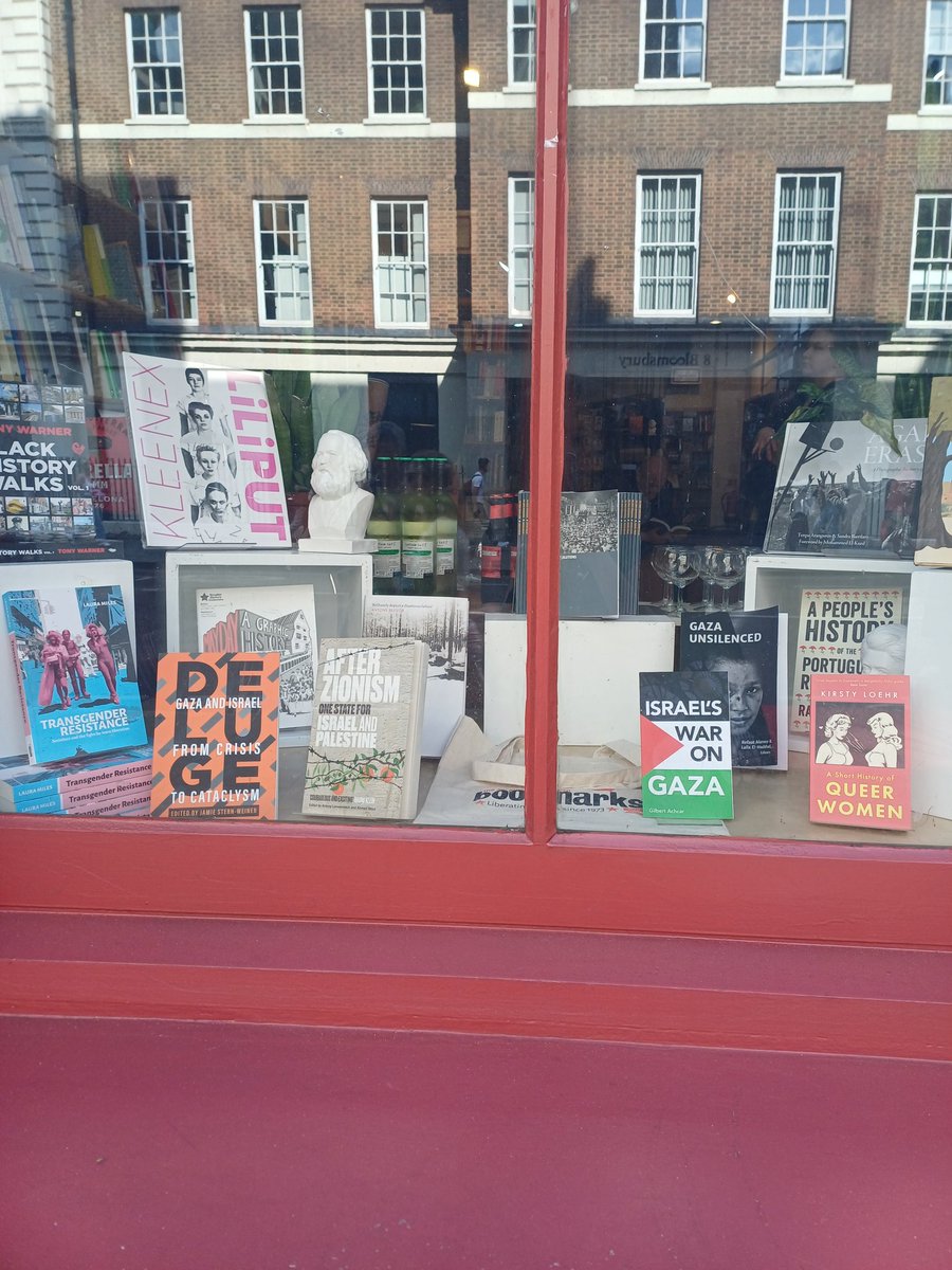 That's how you do a window @Waterstones sorry your CEO and owners Elliot Advisers (hedge funds bastards) have told you to tell staff not to put Palestine in your window or anywhere near the front. Source: one of your managers. #boycottwaterstones