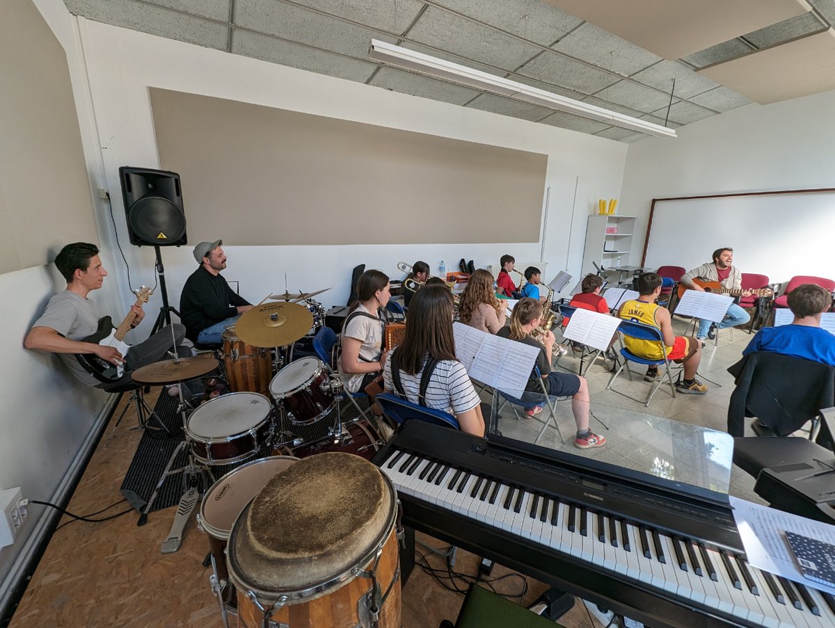 📸 𝗳𝗼𝘁𝗼𝘀 | Àlex Blat sempre ha defensat que la música és cooperació, i per això ha compost i ha col·laborat amb molts artistes. Abans del concert de les 19.30 h al Teatre Eliseu ha compartit música amb els alumnes de l'Escola de Música El Faristol.
👉 teatreeliseu.cat/encanta