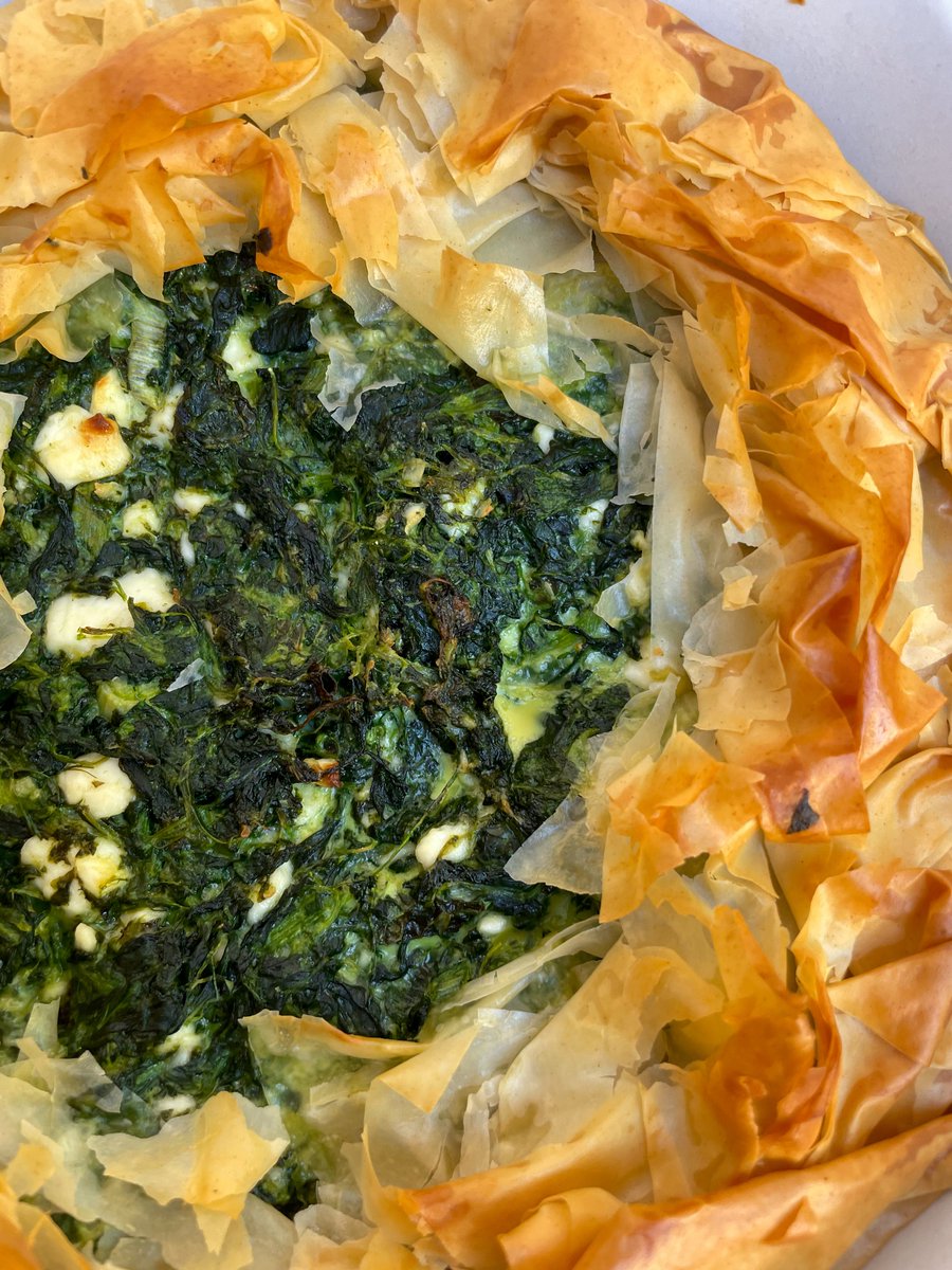 NEW RECIPE! I don't even want to confess how many slices of this Spinach Pie I ate. 😂 Y'all know I can't be trusted around Greek food!! This is a 10/10. 

Get the recipe: therosetable.com/2024/05/09/spi…

#greekfood #spanakopita #spinach