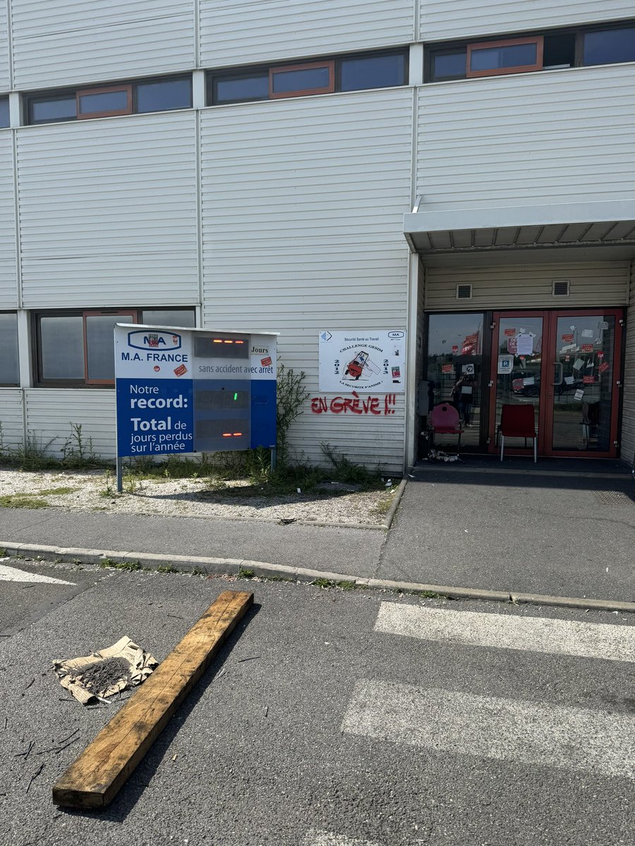 Pas de jour férié pour la lutte chez Ma France à #AulnaySousBois. Les salariés restent mobilisés contre la casse de leur outil industriel #Stellantis.