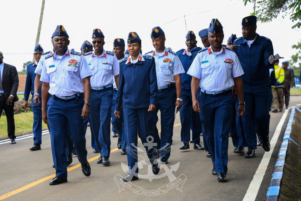 The Kenya Air Force witnessed a historic moment as Major General Fatuma Ahmed assumed her role as Commander KAF in a Change of Guard ceremony held at KAF HQs in Nairobi. Maj Gen Ahmed is the first female Service Commander in the history of the KDF. bit.ly/3UywtPo